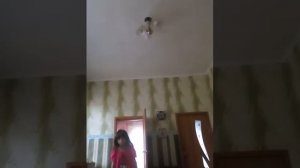 Девочка очень любит фильм выжить после))смотреть до конца