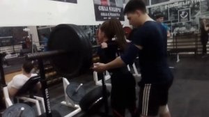 Я в шоке девушка  20 лет сама 60 кг приседает легко с весом 110 кг на 6 раз