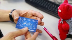 Печать дисконтных карт с фольгированием на серебряном пластике