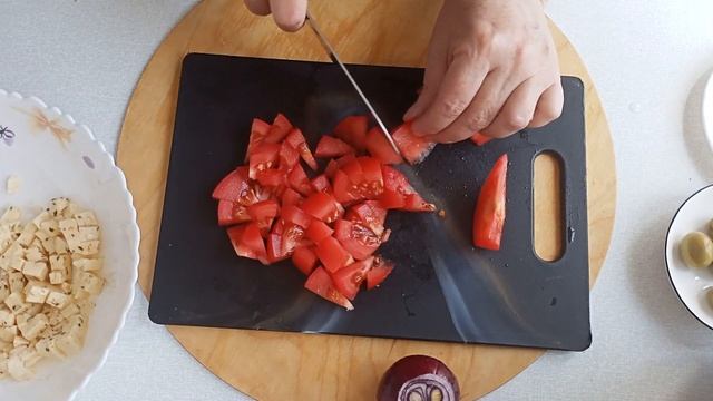 Салат из помидор с сыром и оливками. Вкусный салат на праздник и будни.