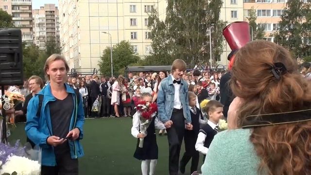 Одиннадцатиклассники провожают первоклассников в школу
