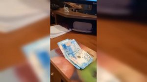 Муж принёс зарплату жене