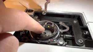 Janome 450 E / Запутывается нить? Крыхтит машинка? Вот в чем проблема!