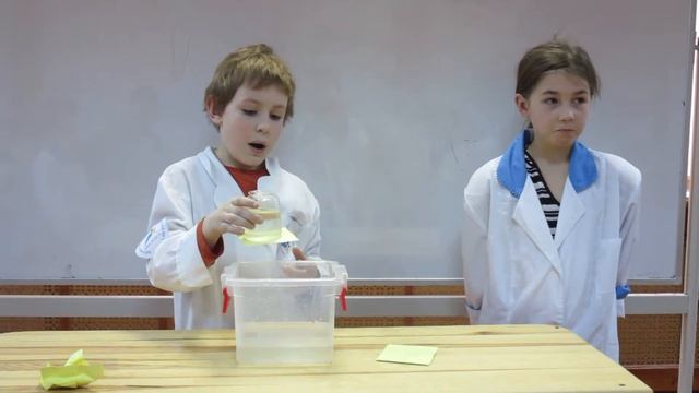 Занимательная физика: вода в перевернутом стакане смотреть онлайн