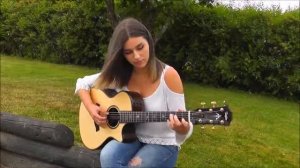 Девка мочит гитару!!