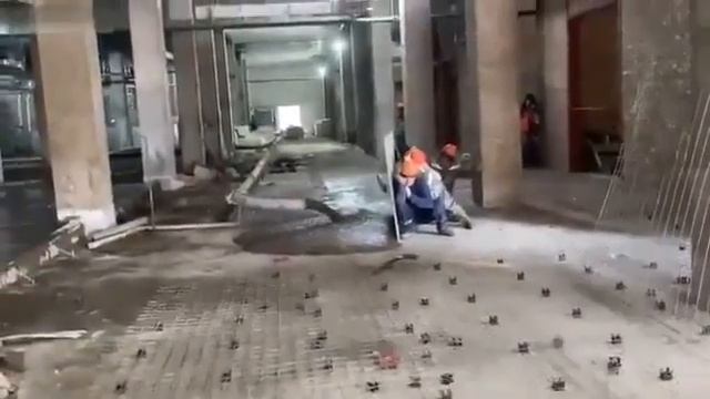 Чистка трубы бетононасоса после заливки  резиновым мячом