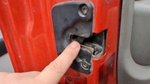 почему подклинивает замок двери,что делать?
