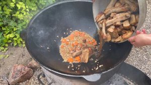 Свиные ребра с овощами в казане на костре