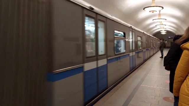 "Один из последних" Электропоезд Русич на станции Новослободская смотреть онлайн