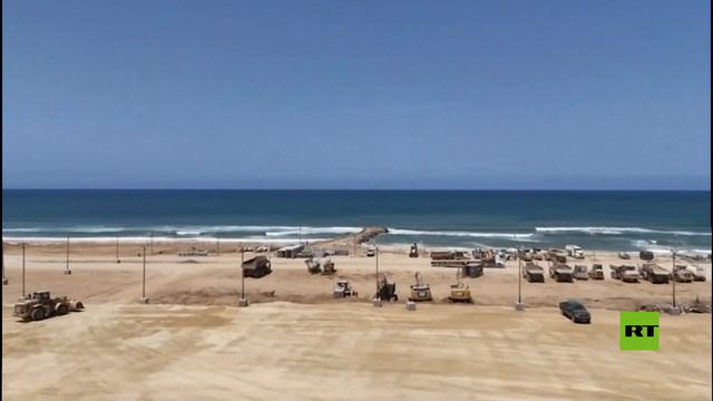 مشاهد لعملية بناء ميناء عائم لاستقبال المساعدات في سواحل غزة