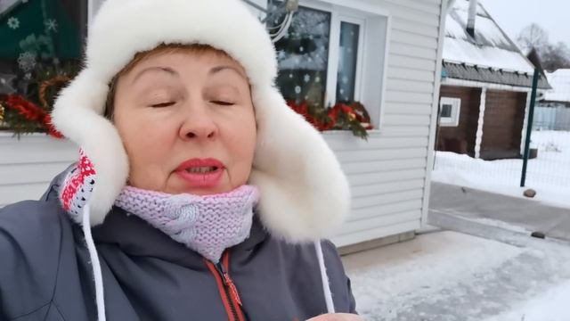 Украшать  новогодним декором начала с улицы. И сразу праздничный настрой!