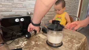 Молочный банановый коктейль с помощью супер мощного погружного блендера «3в1» Kitfort KT-3053