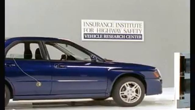 Crash Test 2002 Subaru Impreza (5 M.P.H) Front into Angled Flat Barrier IIHS смотреть онлайн