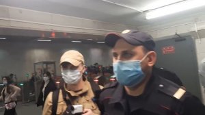 Гнилой мусор в погонах творит беспредел, помогая контролёрам. Бешеные контролёры. Борзый мусор.