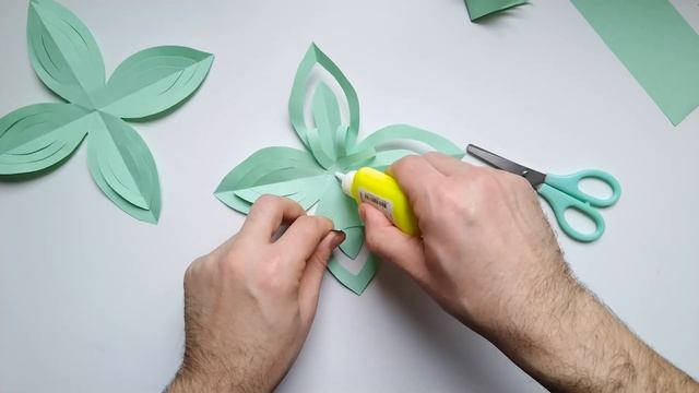 Как сделать красивую снежинку своими руками из бумаги! Новогоднее украшение