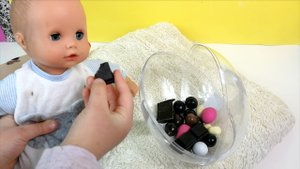 Девочка играет Кукла пупсик живое видео Большое яйцо конфеты Укладываем спать