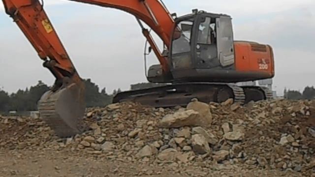 Бульдозер перемещает скальную породу смотреть онлайн