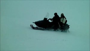 Необычные гонки на снегоходах! По тундре!