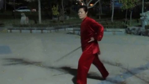 Тайцзи-цзянь -- искусство меча тайцзи. ( г.Тайань, Китай ноябрь 2013)