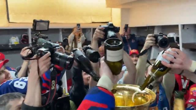 Атмосфера в раздевалке ЦСКА 🔥 Кто чемпионы – они чемпионы 🏆 смотреть онлайн