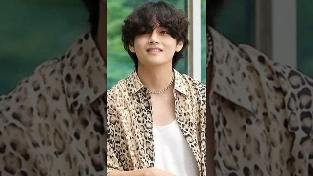 Высокая мода !! Высокий Ким Тэхён .. Франция !! Париж . Ой Ляля !! Мы рады за тебя ! смотреть онлайн