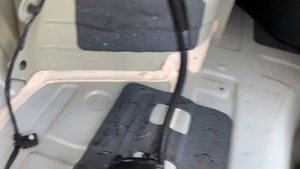 KIA K5 заклинил замок лючка бака. Как снять замок лючка бака.