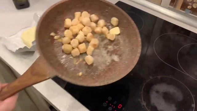Жареные гребешки в оливковом и сливочном масле с чесноком и зеленью