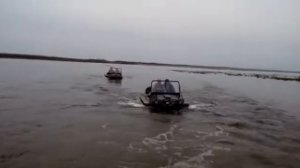 Самодельный вездеход на шинах низкого давления. Переплываем реку и тянем за собой два вездехода Арг