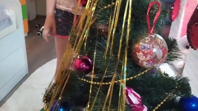Украшаем ЁЛКУ к новому году!!!! Диско шар, фальш камин, Тофик помощник!!! смотреть онлайн