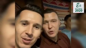 Рифат Зарипов и другие звезды татарской эстрады поют за столом на баяне