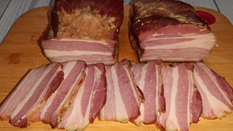 Как приготовить домашнюю грудинку
