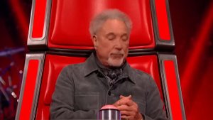 SIR TOM JONES SINGS 'CRY TO ME' IN BLIND AUDITIONS ! NAILS IT!🤩| The VOICE UK 2021