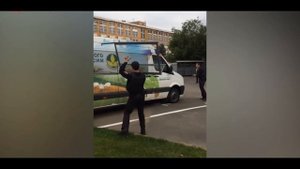 Агрессивный Мужчина с Ножом. Столкновение с Полицейскими в Москве