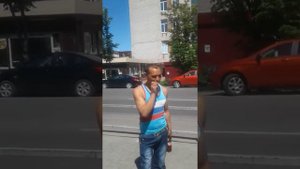 Цыгани играют на гармошки в городе новозыбкова