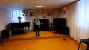 Сержантов Илья исполняет песню: «Детство - это я и ты»