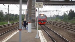 Экспресс ЭД4М-0434 обгоняет электричку ЭР2Р-7049 на станции Чисмена.