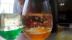 СМЕШИВАЕМ ВОДУ, МАСЛО, КРАСКИ  И АСПИРИН. ХИМИЧЕСКИЕ ЭКСПЕРИМЕНТЫ.  MIX WATER, OIL AND ASPIRIN