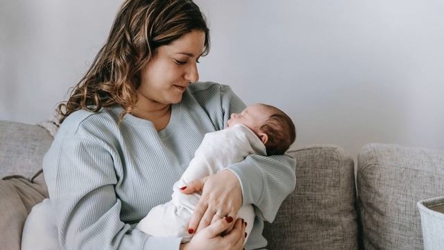 КАК НАУЧИТЬ РЕБЕНКА ХОДИТЬ | Первые шаги малыша как помочь ему безопасно и уверенно ступать смотреть онлайн