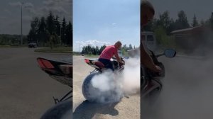 отжиг резины на мотоцикле suzuki gsx-r 750 k6, ЗАМЕДЛЕННАЯ СЪЕМКА, бёрнаут.