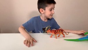 Интерактивная игрушка Робо-ящерица RoboAlive. Даник играет.