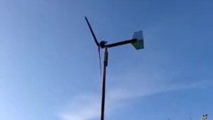 Самодельный ветрогенератор, лопасти из ПВХ трубы.