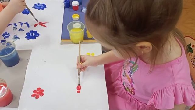 Учимся рисовать цветы способом примакивания во второй младшей группе. смотреть онлайн