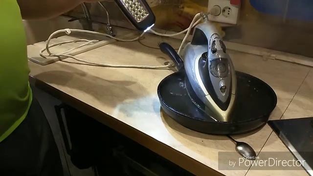 Промывка утюга Pfilips Azur без разбора, в том числе и пароотводных каналов. смотреть онлайн