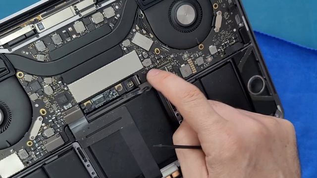 How to open the back cover on the MacBook Pro A1706/A1708 смотреть онлайн