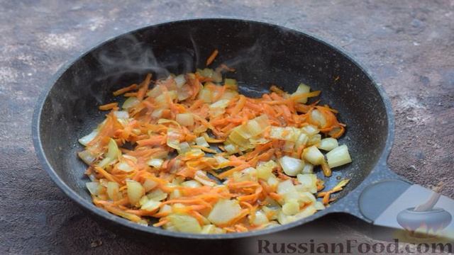 Красный борщ с фасолью и солёными огурцами
