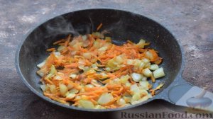 Красный борщ с фасолью и солёными огурцами