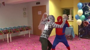 Аниматор Человеки-паук прыгает сальто