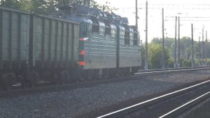 Электровоз ВЛ80С-1482 с грузовым поездом