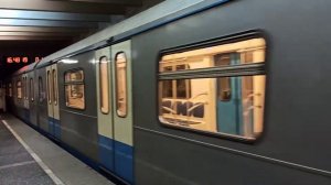 Метропоезд 81-760/761 Ока 37143-37144 уезжает в оборотный тупик за станцией Новоясеневская.