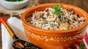 Гречка с курицей в горшочках